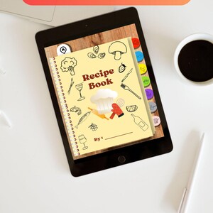 Puede incluir: Una aplicación de libro de recetas digital en una tableta con una portada amarilla y una ilustración de un gorro de cocinero. La portada está decorada con varios dibujos de comida, incluyendo un hongo, brócoli, copas de vino y una botella de vino. La aplicación tiene un índice con pestañas de colores.