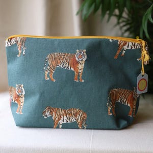 Tiger Tiger Kulturtasche – Handgenähter Kulturbeutel aus Baumwolle – Apricot Mond Design – Türkises Reißverschlusstäschchen