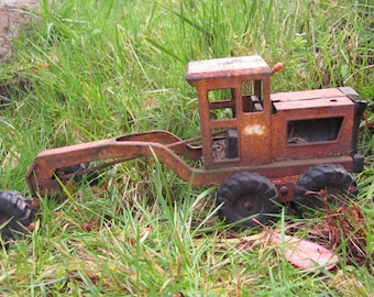 TONKA ROAD GRADER Having Lived a Full and Rusted Life 1980s