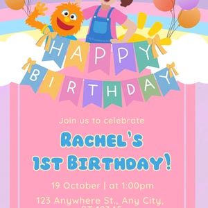 K&ouml;nnte beinhalten: Eine rosafarbene und blaue Geburtstagseinladung mit einem M&auml;dchen und einer pelzigen Figur, die ein Banner mit der Aufschrift "Happy Birthday" halten. Die Einladung enth&auml;lt den Text "Feiern Sie mit uns Rachels 1. Geburtstag!" und das Datum und die Uhrzeit der Party.