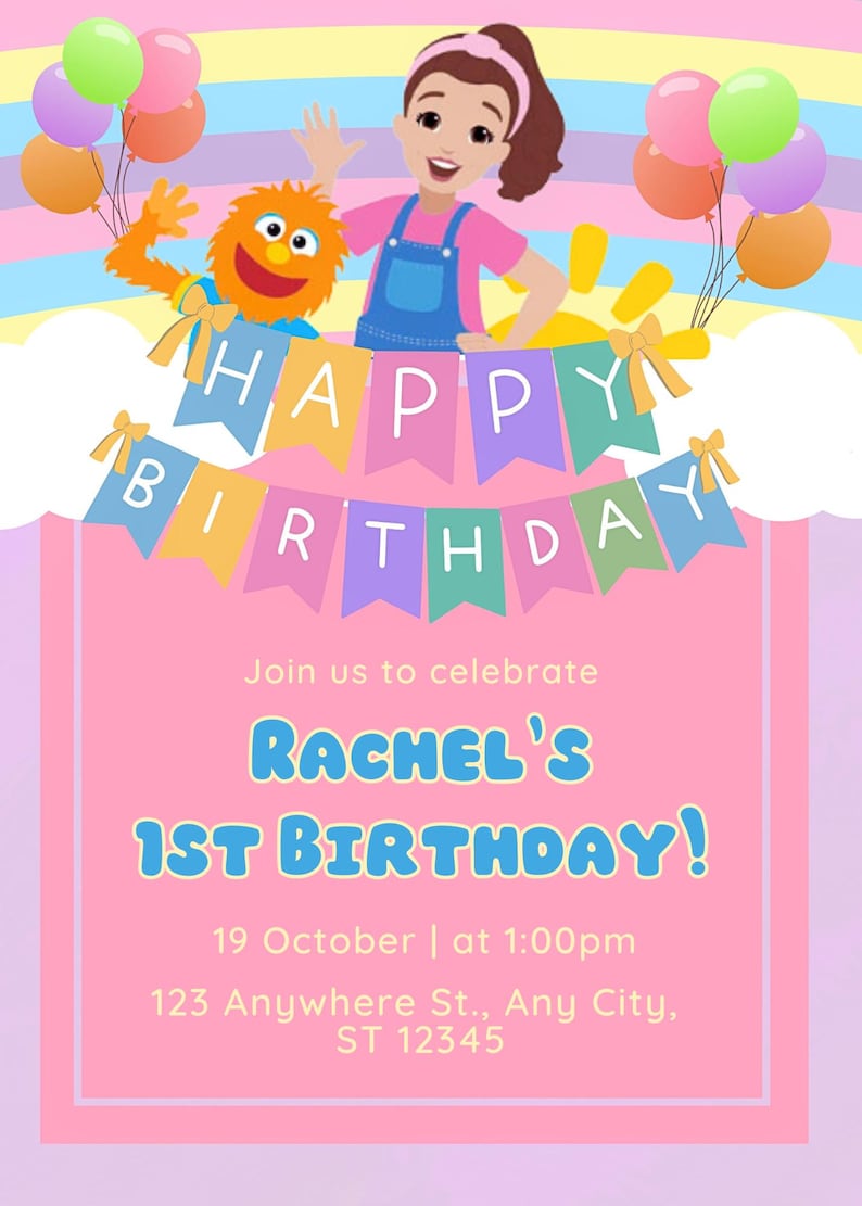 K&ouml;nnte beinhalten: Eine rosafarbene und blaue Geburtstagseinladung mit einem M&auml;dchen und einer pelzigen Figur, die ein Banner mit der Aufschrift "Happy Birthday" halten. Die Einladung enth&auml;lt den Text "Feiern Sie mit uns Rachels 1. Geburtstag!" und das Datum und die Uhrzeit der Party.