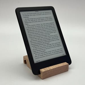 Stativet för surfplattor. En hållare för smartphones, Kindle, Nook, surfplattor med mera. Tillverkad av högkvalitativa träslag. Ek, lönn och körsbär.