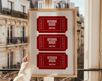 Puede incluir: Tres entradas rojas con texto blanco que dicen "Kitchen Disco" y "Admit One". Las entradas están enmarcadas en un marco dorado y están colgadas en una ventana.