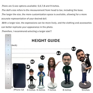 Puede incluir: Una gu&iacute;a de altura para mu&ntilde;ecos bobblehead personalizados, con tama&ntilde;os que van desde 12,7 cm hasta 22,9 cm. La imagen incluye ejemplos de mu&ntilde;ecos a diferentes alturas, junto con un iPhone 12 para la comparaci&oacute;n de tama&ntilde;os. El texto en la imagen recomienda seleccionar un tama&ntilde;o m&aacute;s grande.