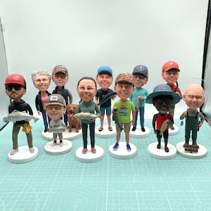 Puede incluir: Una colecci&oacute;n de figuras de bobblehead personalizadas, cada una representando a una persona sosteniendo un pez. Las figuras est&aacute;n sobre bases circulares blancas y presentan expresiones faciales y ropa detalladas. Algunas figuras usan sombreros y gafas.