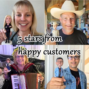 Puede incluir: Un collage de cuatro fotos con personas sonriendo sosteniendo figuras de bobblehead personalizadas. El texto "5 estrellas de clientes felices" est&aacute; superpuesto en la imagen. Los bobbleheads parecen ser personalizados.