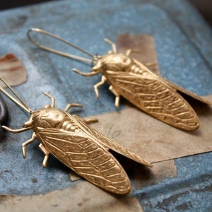 Orecchini a forma di insetto metamorfosi cicala in oro - Orecchini a forma di insetto grande in ottone - Gioielli da damigella d'onore per matrimonio ispirati alla natura