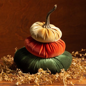 Pile de citrouilles en velours, pièce maîtresse d&#39;automne pour la table, citrouilles vert olive pour la cuisine, décoration de citrouilles empilées, cadeau d&#39;hôtesse de Thanksgiving pour