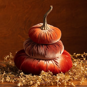 Calabazas de terciopelo apiladas, accesorios de decoración del hogar, centro de mesa, tendencias de decoración del hogar, centro de mesa de bodas de otoño, decoración de manto de temporada imagen 1