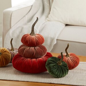 Calabazas de terciopelo apiladas, accesorios de decoración del hogar, centro de mesa, tendencias de decoración del hogar, centro de mesa de bodas de otoño, decoración de manto de temporada imagen 7