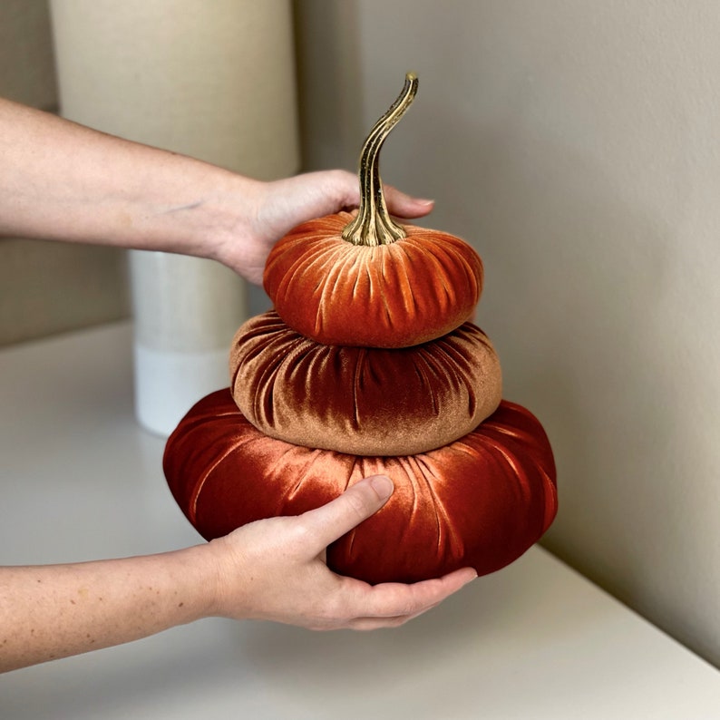 Calabazas de terciopelo apiladas, accesorios de decoración del hogar, centro de mesa, tendencias de decoración del hogar, centro de mesa de bodas de otoño, decoración de manto de temporada imagen 4