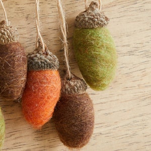 Wool Felted Acorns Set of 25, Rustic Home Decor, Woodland Nursery, Fall Wedding Decorations, Cottagecore Aesthetic, Forest Themed Home image 3