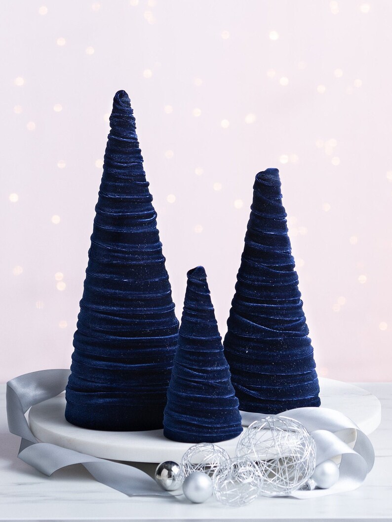 Velvet Cones Set of 3 Navy, Wedding Centerpiece, Minimalist Mantel Decor, Blue Christmas Decor, Tablescape Décor, Holiday Entryway, imagem 2