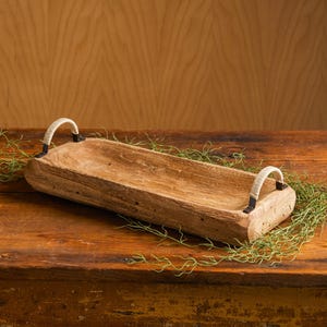 Små sammetspumpor och rustikt träbricka med handtag, mysig presentpumpabricka för soffbord, neutral lantlig inredning i vardagsrummet bild 3