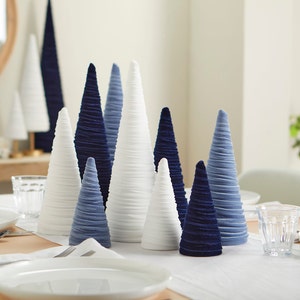 Velvet Cones Set of 3 Navy, Wedding Centerpiece, Minimalist Mantel Decor, Blue Christmas Decor, Tablescape Décor, Holiday Entryway, imagem 3