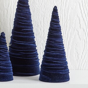 Velvet Cones Set of 3 Navy, Wedding Centerpiece, Minimalist Mantel Decor, Blue Christmas Decor, Tablescape Décor, Holiday Entryway, imagem 6