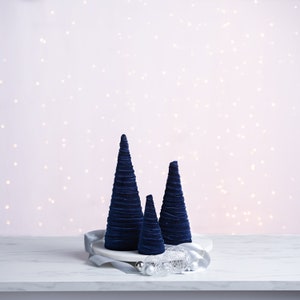 Velvet Cones Set of 3 Navy, Wedding Centerpiece, Minimalist Mantel Decor, Blue Christmas Decor, Tablescape Décor, Holiday Entryway, imagem 9