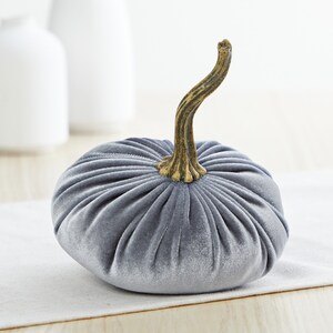 Små sammetspumpor och rustikt träbricka med handtag, mysig presentpumpabricka för soffbord, neutral lantlig inredning i vardagsrummet bild 6