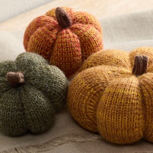 Calabazas de punto, decoración suave de otoño, juego de 3, regalo de estilo otoñal, rellenos para cuencos en tonos cálidos hechos a mano, regalo para anfitriones de otoño, decoraciones acogedoras imagen 2