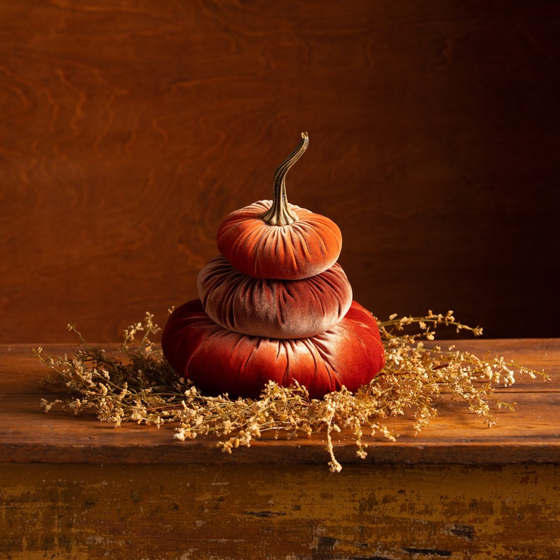 Citrouilles en velours empilées, Accessoires de décoration intérieure, Centre de table, Tendances décoration intérieure, Centre de table de mariage d'automne, Décoration de cheminée saisonnière image 8