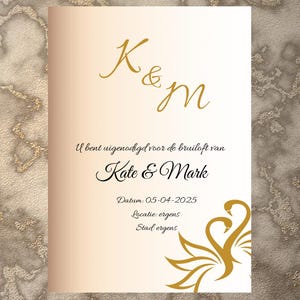 Op de afbeelding: Een witte huwelijksuitnodiging met gouden letters. De uitnodiging luidt "K & m" en "U bent uitgenodigd voor de bruiloft van Kate & Mark". De datum, locatie en stad zijn ook opgenomen. Een gouden zwanenontwerp bevindt zich onderaan de uitnodiging.
