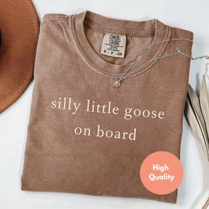 Koszulka z informacją o ciąży Silly Little Goose Baby Reveal Koszulka słodka koszulka ciążowa Koszulka w ciąży Koszulka dla przyszłej mamy Prezent na baby shower