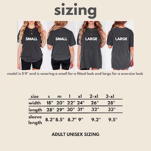 K&ouml;nnte beinhalten: Gr&ouml;&szlig;entabelle f&uuml;r Unisex-T-Shirts f&uuml;r Erwachsene. Die Tabelle zeigt Ma&szlig;e in cm f&uuml;r die Gr&ouml;&szlig;en S bis 3XL, einschlie&szlig;lich Breite, L&auml;nge und &Auml;rmell&auml;nge. Das Wort "sizing" steht oben.