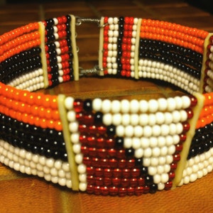 Mano con cuentas brazalete-vibrante colores de otoño-naranja, negro, rojo & blanco patrón geométrico. Ethnic Hippy Boho Tribal