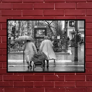 Fine Art Print - Stedelijke fotografie van twee oude vrouwen die een winkelwagentje trekken in Parijs, nabij een metro-ingang