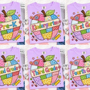 Puede incluir: Una camiseta de color morado claro con un gráfico de manzana de patchwork colorido. El diseño de la manzana incluye una hoja verde, un tallo marrón y una banda en el centro con texto que va desde Pre-K hasta Fourth Grade. Lápices y reglas rodean la manzana.