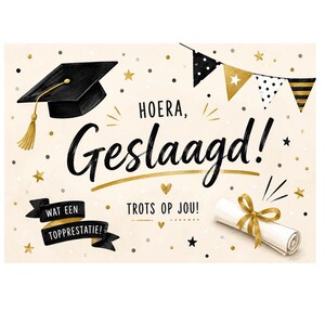 Puede incluir: Una tarjeta de felicitación de graduación con un birrete negro con borla dorada, un diploma enrollado con cinta dorada y banderines negros y dorados. El texto dice Hoera, Geslaagd!, Wat een topprestatie! y Trots op jou! sobre un fondo color crema.