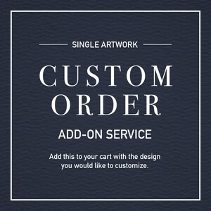 Peut inclure: Graphique bleu marine avec du texte blanc indiquant « SINGLE ARTWORK CUSTOM ORDER ADD-ON SERVICE ». Le texte « Ajoutez ceci à votre panier avec le design que vous souhaitez personnaliser » est également présent.
