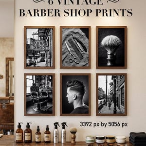 Könnte beinhalten: Sechs gerahmte Schwarz-Weiß-Drucke mit dem Titel 6 VINTAGE BARBER SHOP PRINTS zeigen eine Straßenszene, Friseurwerkzeuge, einen Rasierpinsel, einen Barbierstuhl, das Profil eines Mannes und eine Straße. Darunter stehen Pflegeflaschen und Tiegel.