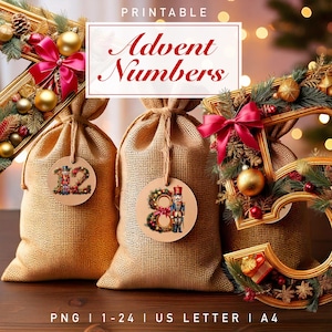 Può includere: Tre sacchi di iuta con etichette con numeri e illustrazioni festive. Le etichette sono attaccate ai sacchi con spago. L'immagine include anche elementi decorativi natalizi come ornamenti, fiocchi e verde. Il testo "Advent Numbers" è visualizzato in alto.