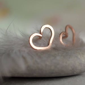 Puede incluir: Un par de delicados pendientes en forma de coraz&oacute;n de oro rosa. Los pendientes son peque&ntilde;os y simples, lo que los convierte en un accesorio perfecto para el d&iacute;a a d&iacute;a.