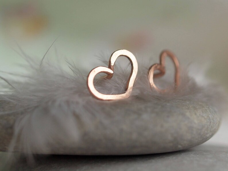 Puede incluir: Un par de delicados pendientes en forma de coraz&oacute;n de oro rosa. Los pendientes son peque&ntilde;os y simples, lo que los convierte en un accesorio perfecto para el d&iacute;a a d&iacute;a.