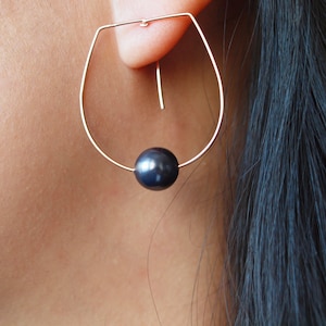 forme de visage 14K rose or boucles d’oreilles demi créoles d’oreille avec breloque perle noir