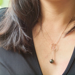 Colgante de aro, collar con colgante de perla negra, collar de oro rosa, collar con colgante largo, perla con detalle de cristal, colgante circular desmontable