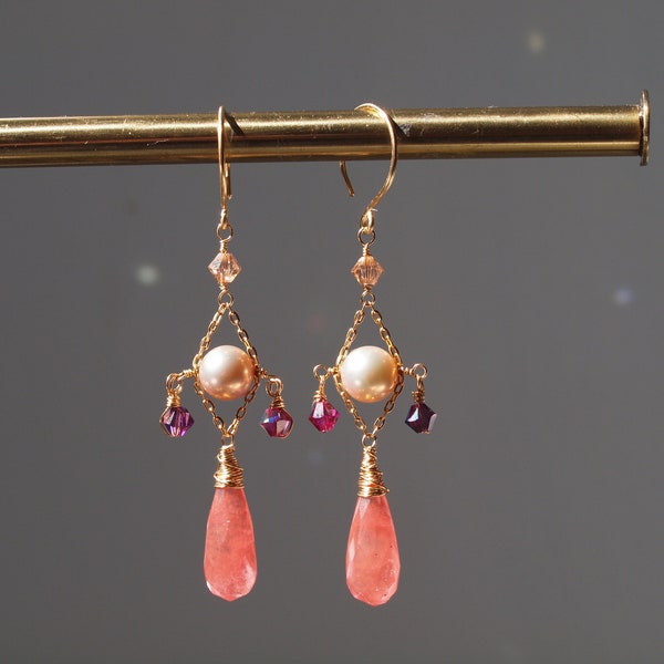 Boucles d'oreilles cerf-volant, pierre de naissance de juin, perle rose pêche et fraise Boucles d'oreilles pendantes glam en quartz assorties de cristaux swarovski