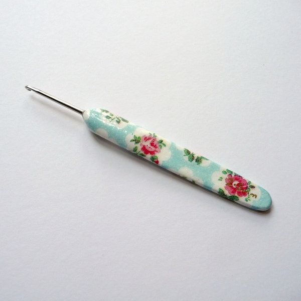 Rose Buds and Blue Dreams - Ergonomic Crochet Hook - 2.5mm