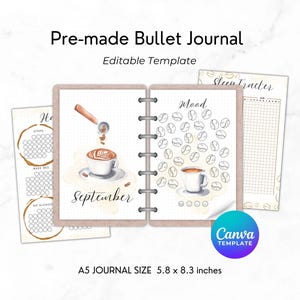Op de afbeelding: Voorgemaakt bullet journal met een koffiethema. Het journaal is open en toont een septemberpagina met een illustratie van een koffiekopje. Extra pagina's zijn een slaaptracker en een gewoontetracker. Het journaal is A5-formaat, 14,7 x 21,1 cm.