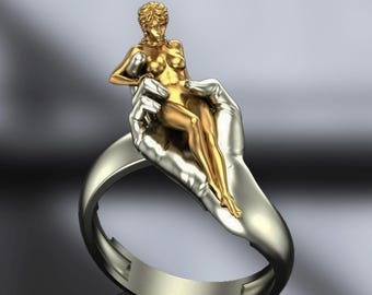 Goldene Frau in Händen Ring, künstlerische Skulptur Schmuck, zweifarbiger handgefertigter Statementring, einzigartiges Kunstgeschenk für sie