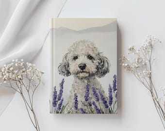 Pudel Söt Liten Hund Blomma Fält Lavendel Blommor Matt Hård Pärm Estetisk Linjerad Journal Dagbok Budgetlista Planerare Anteckningsbok Gåva