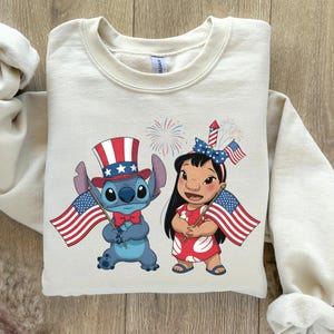Stitch patriottico PNG, Lilo e Stitch bandiera USA PNG, Stitch 4 luglio PNG, Fuochi d'artificio PNG, Bandiera americana PNG, Festa dell'indipendenza bambini PNG