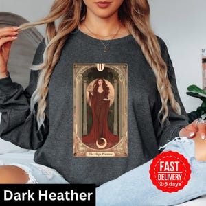 Maglietta e manica lunga con la carta dei tarocchi di Scarlet Witch The High Priestess, maglietta Wanda Maximoff Marvel Comfort Colors, maglietta unisex per adulti, Tarocchi 2