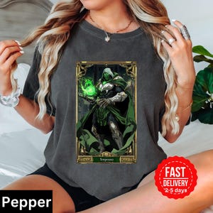 Maglietta con la carta dei tarocchi del Dottor Destino e della Temperanza, maglietta Marvel Comfort Colors, maglietta unisex per adulti, maglietta con la grafica del Giorno del Giudizio, carta dei tarocchi numero 14