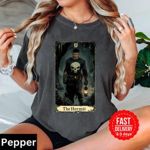 The Punisher The heremiet Tarotkaartshirt | Shirt DareDevil Born Again | Marvel Superhero Comfort Colors-shirt | Tarotkaartnummer 9