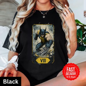 X-men Wolverine Die Stärke Tarot Karte Shirt | Marvel Superhero Comfort Farben T-Shirt | Erwachsenen Unisex T-Shirt | Tarotkarte Zahl 8