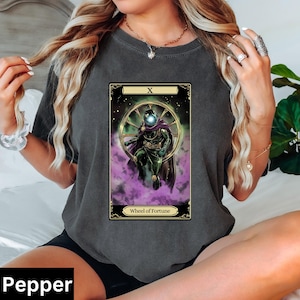 Maglietta con la carta dei tarocchi di Mysterio, la Ruota della Fortuna, il film di Spider-Man, la maglietta Marvel Comfort Colors, la maglietta unisex per adulti, la carta dei tarocchi numero 10