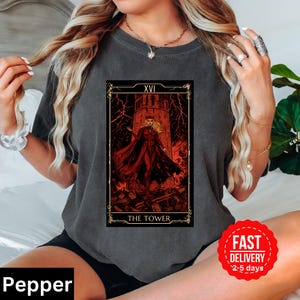 Maglietta con la carta dei tarocchi della Torre di Scarlet Witch, maglietta Agatha All Along, maglietta unisex Marvel Comfort Color, maglietta unisex per adulti, carta dei tarocchi numero 16